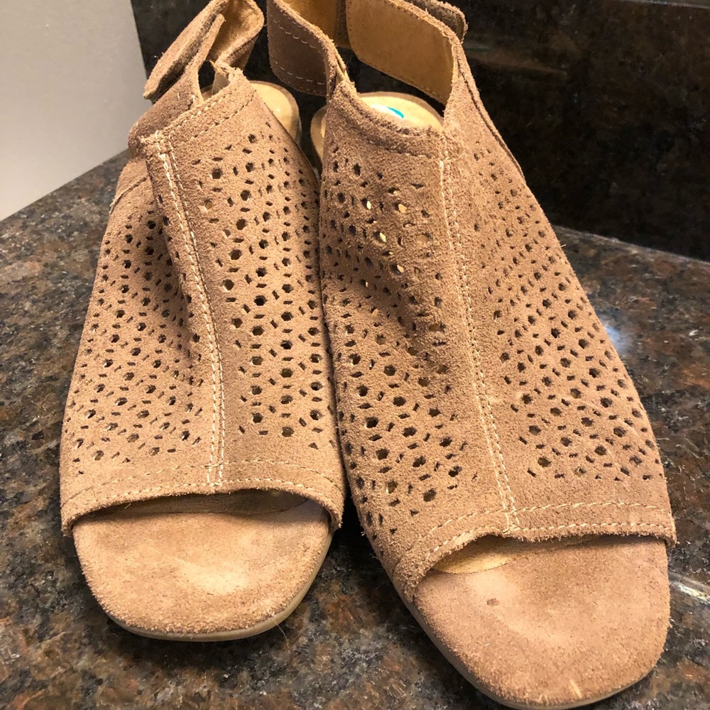 White Mountain dark tan sued sandal size 8